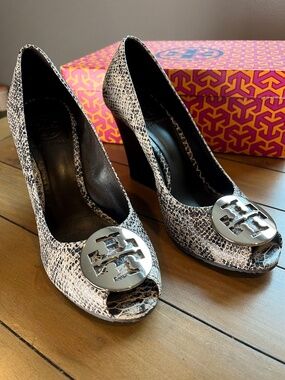 Tory Burch Juliane Python Wedge Heels Gray Size 7M Logo Peep Toe